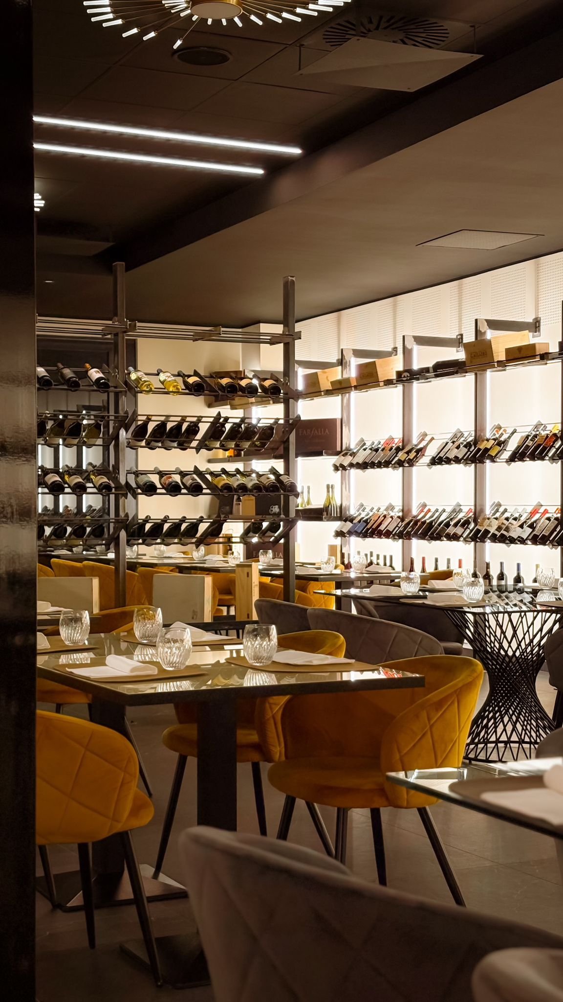 Gli ambienti di DiVino, fra tavoli e bottiglie di vino